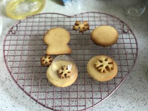 提前预热烤箱，160度上下火，烤15分钟，中途要观察饼干上色情况，上色快深的时候可以加盖锡纸，饼干放凉备用