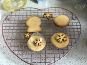 提前预热烤箱，160度上下火，烤15分钟，中途要观察饼干上色情况，上色快深的时候可以加盖锡纸，饼干放凉备用
