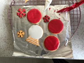 然后先用红色的糖霜铺面