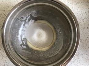 然后倒入150g糖粉