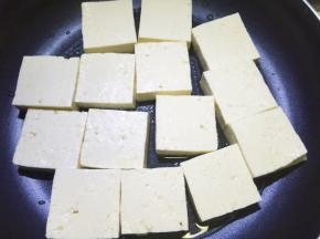 平底锅内放油烧热，放入豆腐煎一下