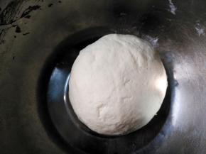 在面粉中加入清水揉成光滑的面团