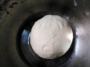 在面粉中加入清水揉成光滑的面团