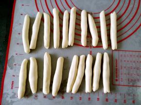 将每个小剂子搓长，抹玉米油，静置20分钟