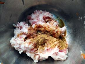 在肉泥中加入生抽和十三香