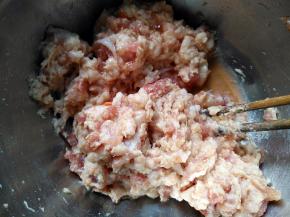 搅拌均匀，分次加入适量萝卜水