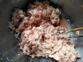 搅拌均匀，分次加入适量萝卜水