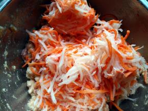 加入萝卜丝，搅拌均匀