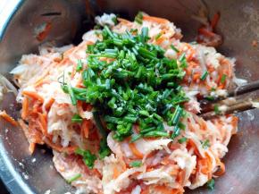 加入葱末，搅拌均匀