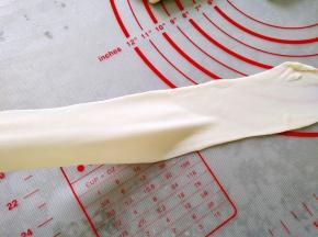 用一只手慢慢抻开，拉长拉薄，抹麻油
