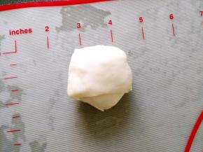 最终将馅料全部包裹，按扁