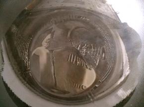 锅里放适量油，开小火加热