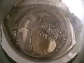 锅里放适量油，开小火加热