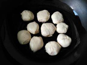 油微热时，摆入饼，小火煎