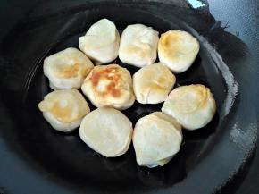 上色后翻面，两面都煎金黄，即可出锅，趁热享用