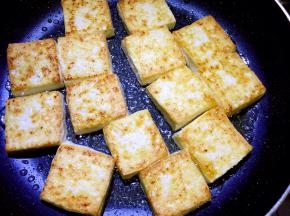 豆腐煎至金黄后翻面继续煎至金黄