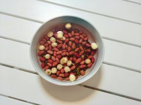 比较难熟的豆类用温水浸泡30分钟