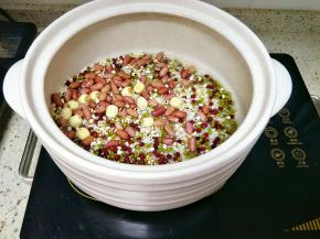 所有食材淘洗干净放入砂锅