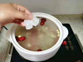 加入适量清水，放入冰糖