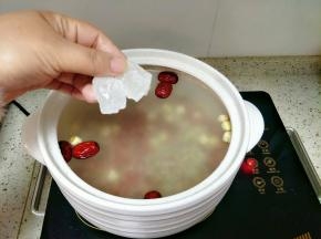 加入适量清水，放入冰糖
