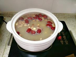 期间记得时不时用勺子搅拌几下，以防粘锅