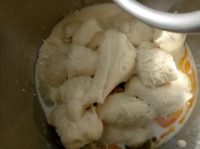 把中种面团切成小块与主面团(除黄油和盐)材料混合。