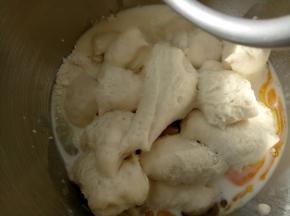把中种面团切成小块与主面团(除黄油和盐)材料混合。
