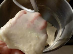 放入厨师机揉，揉到可以拉出这样的膜（大约7-10分钟）