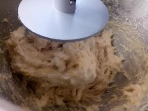 放入黄油和盐继续揉。