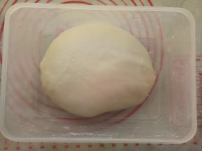 把面团放入保鲜盒密封，26度进行第一次发酵(60分钟左右，天气凉还要更久一点)。