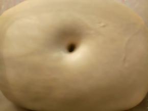 发酵好以后，手指粘面粉在中间扎个眼，不回缩不塌陷就好了。