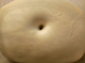 发酵好以后，手指粘面粉在中间扎个眼，不回缩不塌陷就好了。