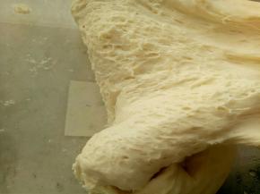 中种材料混合揉至无干粉，放保鲜盒密封放冰箱冷藏17-20小时，如图出蜂窝就可以用了。