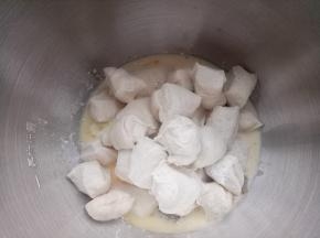 把中种面团切成小块与主面团(除黄油和盐)材料混合。