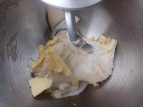 放入黄油和盐继续揉。