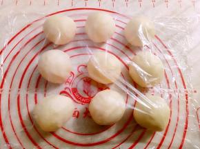 把面团平均分成9份（大约35克/份）分好之后盖保鲜膜醒20-30分钟。