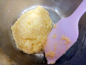 这个时间可以制作椰蓉馅：牛奶、黄油、砂糖放小奶锅小火加热至融化均匀关火，放入全蛋液搅拌均匀，再放入椰蓉拌匀即可。