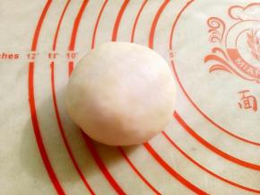 每份面团都擀成圆形包入椰蓉馅（15克左右一份）收好口，整齐地摆在阳晨中国红8寸活底方形模具里。