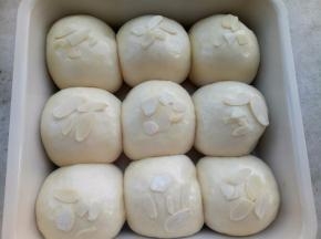 撒上一些杏仁片（不喜欢可以不放),烤箱预热10分钟后放入中层烤18-20分钟。