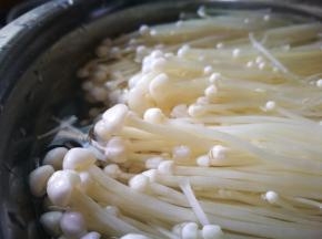 金针菇洗净