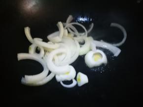 洋葱丝下锅翻炒