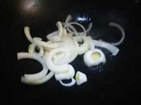 洋葱丝下锅翻炒
