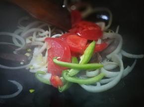 倒入西红柿片青椒丝