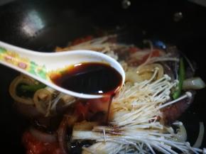 加入盐 白糖 生抽 翻炒均匀