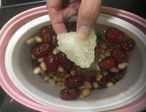 放进大炖盏里，加足水，再加一大块冰糖