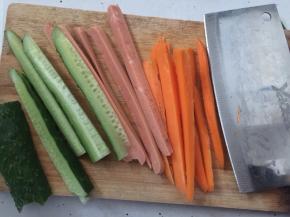 黄瓜、胡萝卜和火腿切成长条