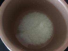 米淘洗干净后放入电饭锅中加入适量清水