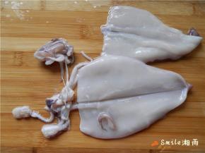 将鱿鱼去头、内膜和刺，清洗干净，撕掉薄薄的黑色皮。