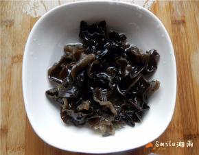 黑木耳用温水泡发好，摘去杂质，洗净，撕成小片。