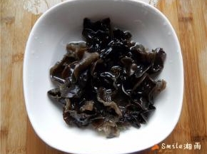 黑木耳用温水泡发好，摘去杂质，洗净，撕成小片。